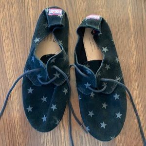 Lace up black leather shoes with gray stars